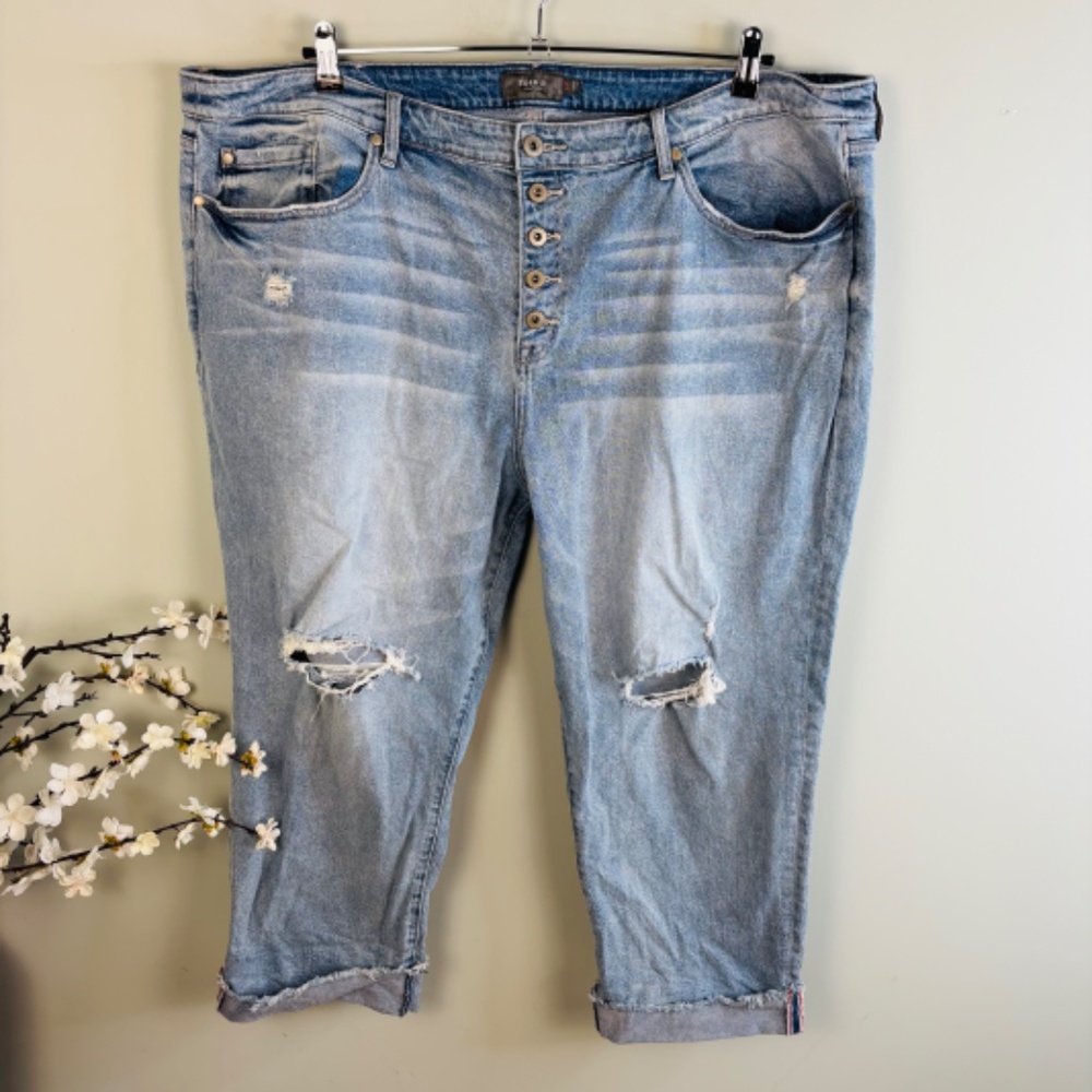 Torrid Button Fly Distressed Boyfriend Crop Jean Size 24T - Picture 2 of 4